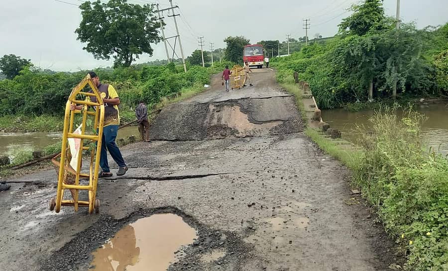 <div class="paragraphs"><p>ಕಮಲಾಪುರ-ಜೀವಣಗಿ ಸೇತುವೆ ಕುಸಿತ</p></div>